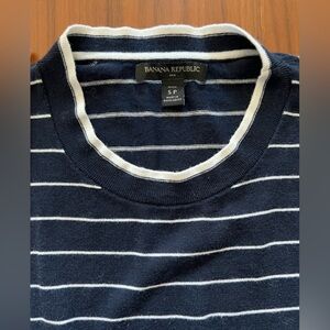 Women’s Banana Republic Petite Small navy and white sweater in EUC.